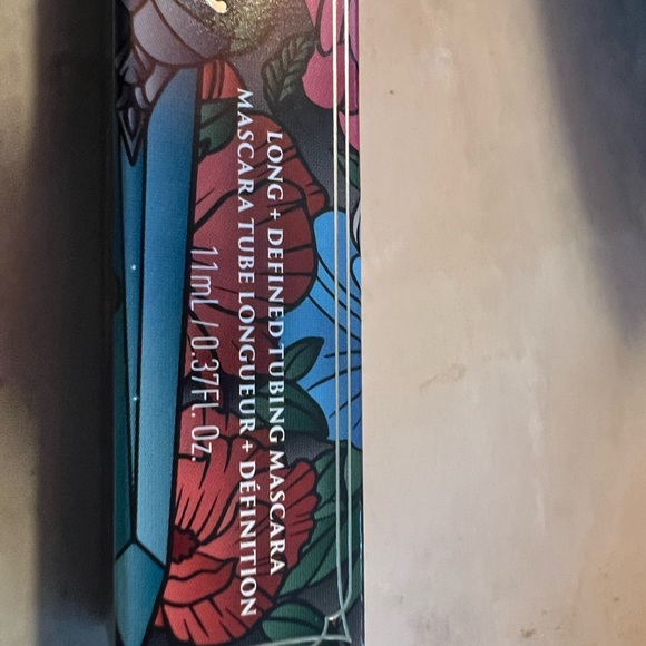 KVD Full Sleeve Mascara - Ink Black. In beautifully tattoo-inspired box. - Picture 3 of 7